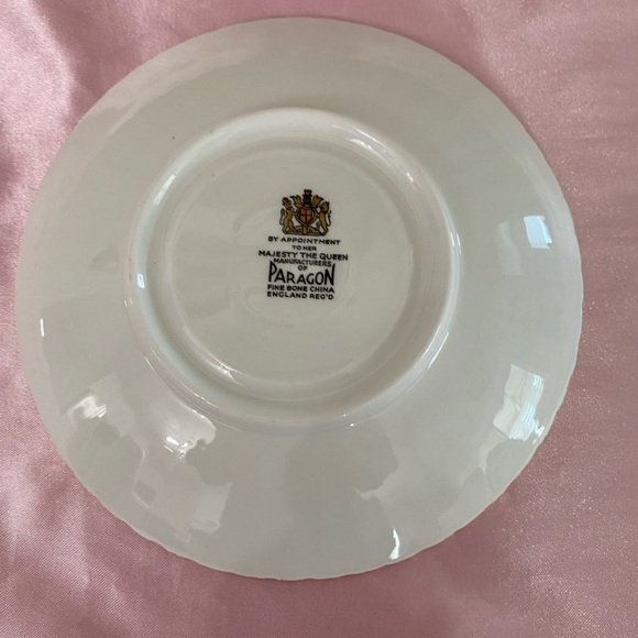 EUC VTG PARAGON SCALLOPED FLORAL BONE CHINA FOOTED TEACUP AND SAUCER - Picture 11 of 12